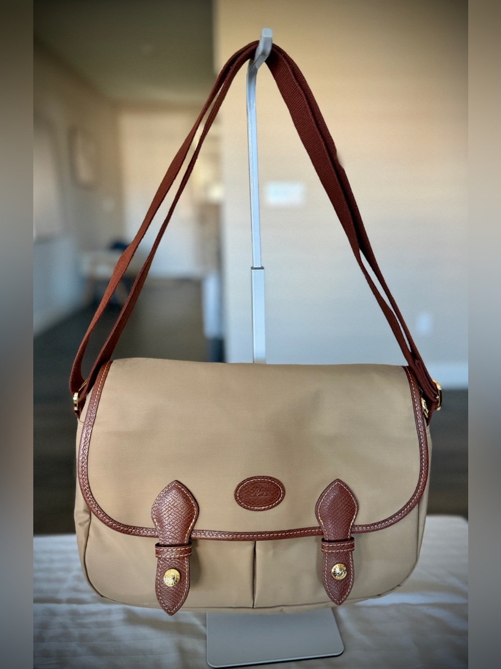 AUTH LONGCHAMP crossbody bag; very good condition; beige/tan *FREE SHIPPING*